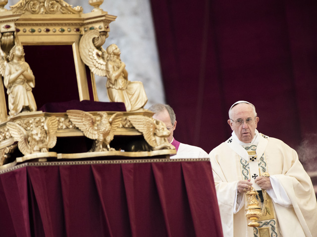 Итальянская полиция конфисковала 3,5 тысячи поддельных "папских благословений" на сумму около 70 тысяч евро
