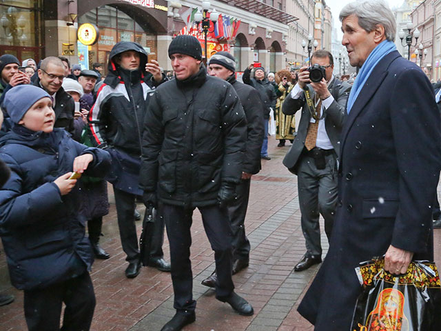 Госсекретарь США Джон Керри в ходе своего визита в Москву перед встречей с главой МИД РФ Сергеем Лавровым решил погулять по Старому Арбату