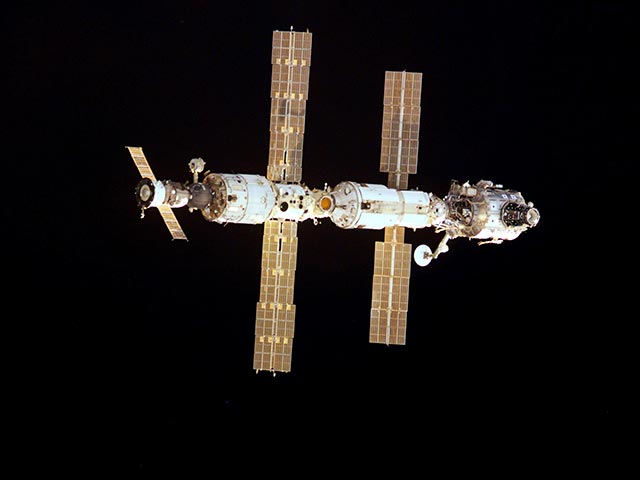 Транспортный пилотируемый корабль "Союз ТМА-19М" с тремя космонавтами на борту, запущенный с космодрома Байконур, после шестичасового автономного полета перешел с автоматического в режим ручной стыковки с МКС