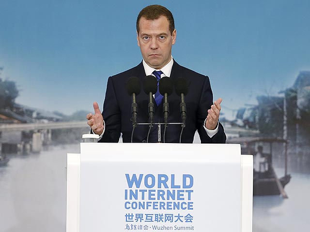 Россия последовательно выступает за равноправное регулирование интернета всеми странами мира. Об этом заявил премьер-министр РФ Дмитрий Медведев