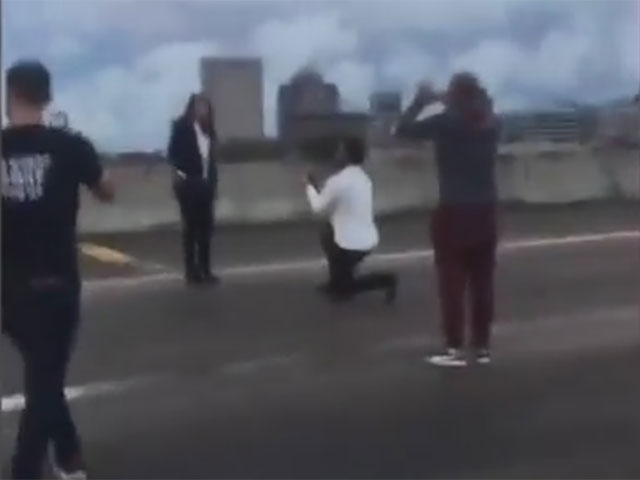Американец перекрыл оживленное шоссе, чтобы сделать предложение своей подруге