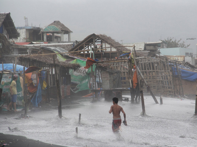 Наводнения, вызванные тайфуном "Нона" (международное название "Мелор"), унесли жизни 11 человек на Филиппинах