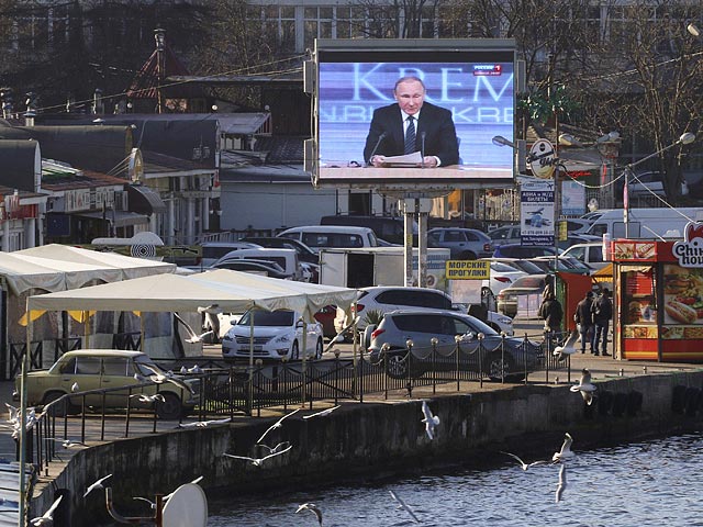 В условия блэкаута крымчанам устроили просмотр ежегодной пресс-конференции Путина на свежем воздухе