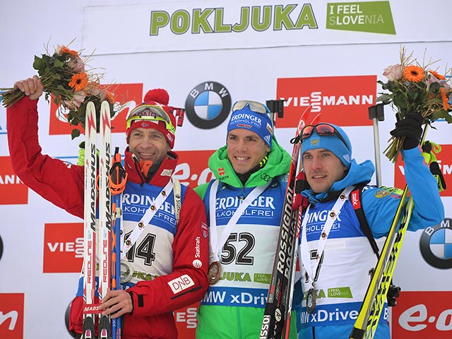 Призеры спринта среди мужчин на третьем этапе Кубка мира по биатлону на церемонии награждения (слева направо): Уле Эйнар Бьорндален (Норвегия) - 2-е место, Симон Шемпп (Германия) - 1-е место, Евгений Гараничев (Россия) - 3-е место