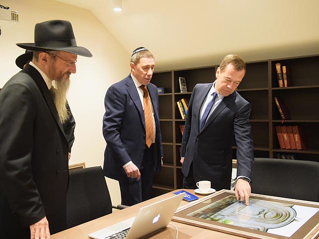 Премьер-министр Дмитрий Медведев во Владивостоке посетил единственную в Приморском крае синагогу, которая открылась после реконструкции