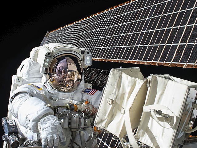 Американские астронавты выйдут в открытый космос для ремонта МКС