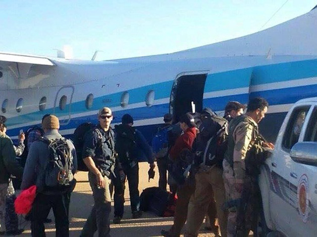 Два десятка бойцов спецназа американской армии прибыли на авиабазу Аль-Ватия на севере Ливии, где их сфотографировали с местными военнослужащими