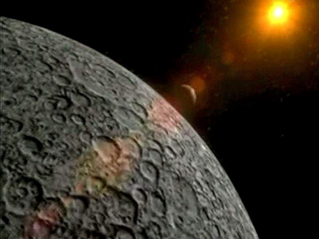 Ученые выяснили, как изменяется атмосфере Луны под воздействием солнечной радиации и метеоритных дождей