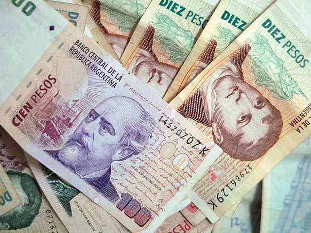 В Аргентине отмечена самая существенная девальвация нацвалюты за 14 лет. Песо в четверг обвалился к доллару США почти на 30%