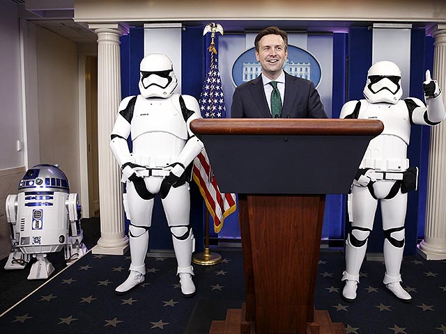 Персонажи киносаги "Звездные войны" помогли провести пресс-конференцию в Белом доме