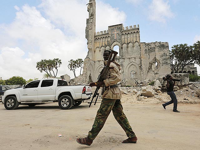 В центре столицы Сомали прогремел мощный взрыв, а также были слышны звуки стрельбы, сообщил Reuters очевидец. В настоящее время неизвестно, кто стоит за инцидентом
