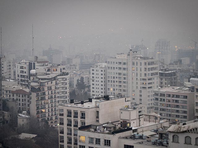 Власти Тегерана приняли решение закрыть на воскресенье школы иранской столицы из-за критической ситуации с загрязнением воздуха