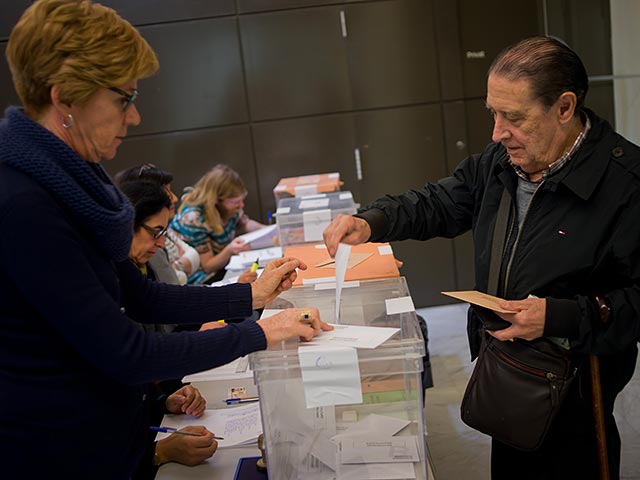 Выборы в Генеральные кортесы (двухпалатный парламент) начались в воскресенье в Испании. Избирательные участки открылись в 09:00 по местному времени (11:00 по Москве) и будут работать до 20:00 (22:00 по Москве)