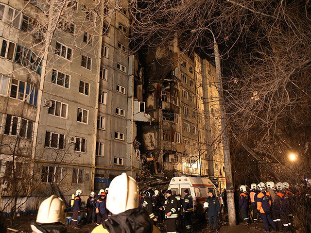 Сотрудники МЧС РФ у разрушенного в результате взрыва бытового газа многоэтажного дома по улице Космонавтов в Волгограде.