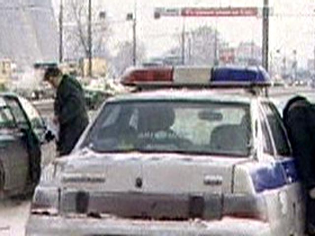 В Екатеринбурге грабитель взял в заложники пассажирку внедорожника и протаранил полицейский автомобиль