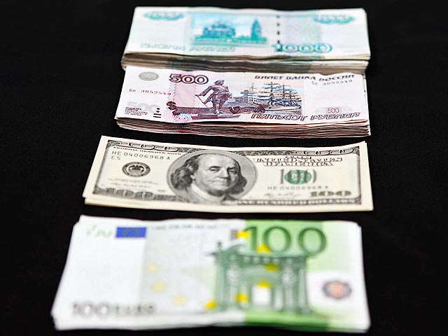 В понедельник доллар и евро заметно выросли на Московской бирже в первые же минуты торгов. Рубль упал на фоне рекордного падения цен нефти, достигших 11-летнего минимума