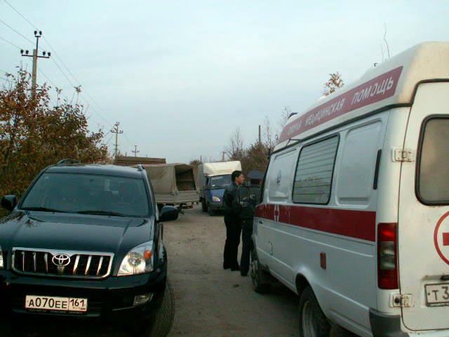 Карета скорой помощи у дома в станице Кущевская Краснодарского края, в котором были убиты 12 человек из 3-х семей, ноябрь 2010 года