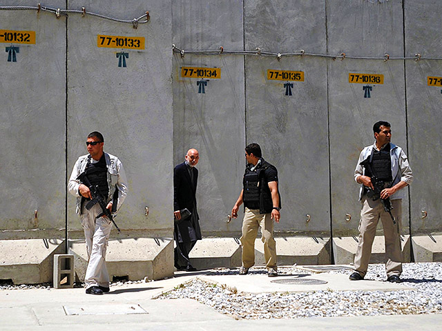 В Афганистане террорист-смертник атаковал иностранных военных. Инцидент произошел возле авиабазы Баграм, сообщает Reuters. Погибли пять человек, еще шесть были ранены