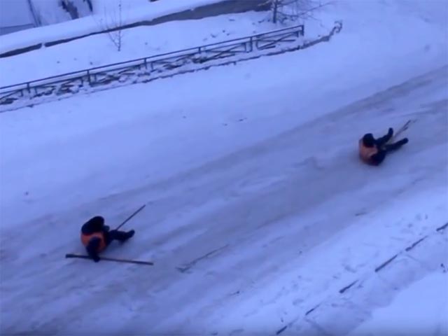 В Иркутске дворники освоили скоростной спуск на лопатах 