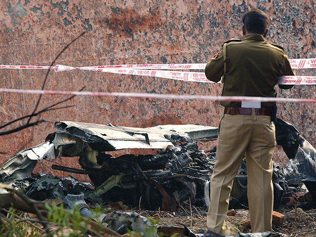 Десять человек погибли в результате катастрофы самолета пограничных сил безопасности Индии в аэропорту возле Нью-Дели во вторник, 22 декабря