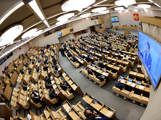 Резонансный законопроект, который разрешит ФСБ открывать огонь "при значительном скоплении граждан", был принят Госдумой в окончательном, третьем чтении, следует из информации на сайте нижней палаты парламента