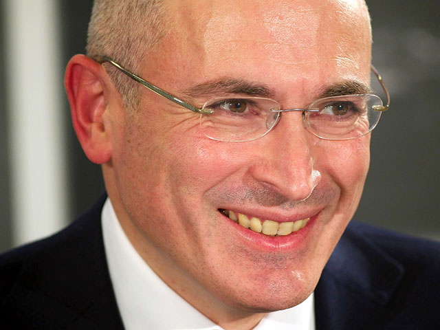 Бывший глава ЮКОСа Михаил Ходорковский, заочно арестованный российским судом и объявленный в международный розыск, допустил, что будет просить политического убежища в Великобритании, где проживает с октября этого года