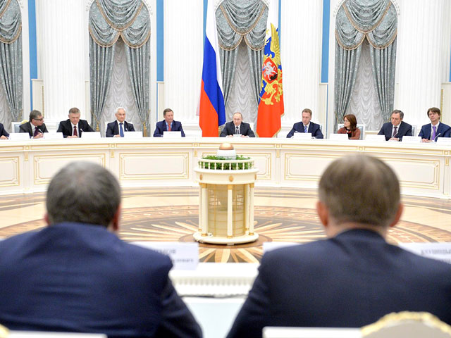 Президент России Владимир Путин поблагодарил крупных бизнесменов за "правильное поведение" в кризис
