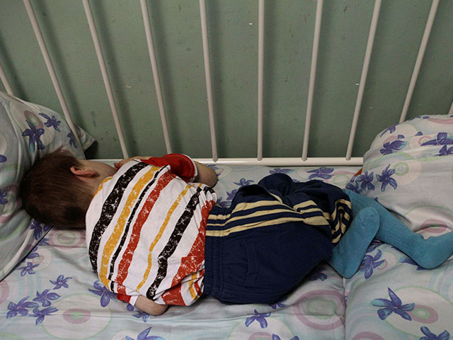 Санитарка интерната для умственно-отсталых детей привязала ребенка к кровати на всю ночь