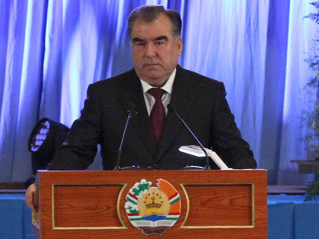 Президент Таджикистана Эмомали Рахмон назначил себя "лидером нации", подписав соответствующий закон