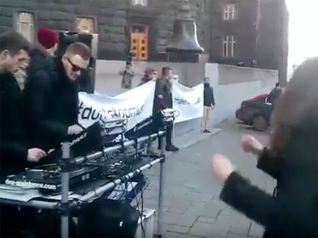 Днем 25 декабря около здания правительства Украины прошла необычная акция протеста. Ее организаторы установили музыкальную аппаратуру и DJ-пульт, а приглашенные исполнители без стеснения играли современное техно