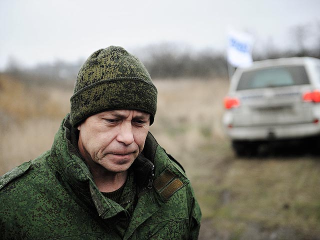 Замминистра обороны самопровозглашенной Донецкой народной республики Эдуард Басурин заявил, что он и делегация наблюдателей ОБСЕ попали под снайперский обстрел в Коминтерново. Никто не пострадал, но инспекция сорвана, утверждает он