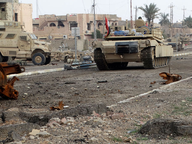 Иракские войска полностью окружили комплекс правительственных зданий, захваченный боевиками террористической группировки "Исламское государство" (ИГ, также ДАИШ, запрещена в РФ) в самом центре города Рамади