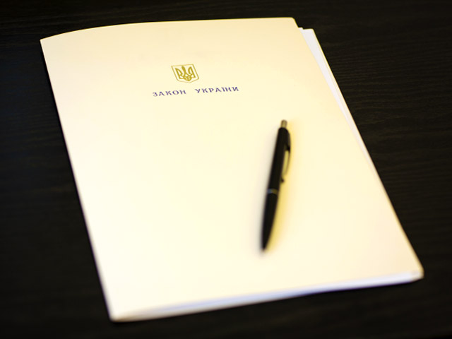 Президент Украины Петр Порошенко подписал закон, который наделяет его правом назначать по представлению министра внутренних дел командующего национальной гвардией
