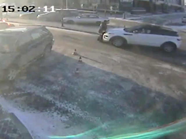 Полиция Иркутска проводит проверку по факту наезда иномарки на сотрудника парковки бизнес-центра в Куйбышевском районе