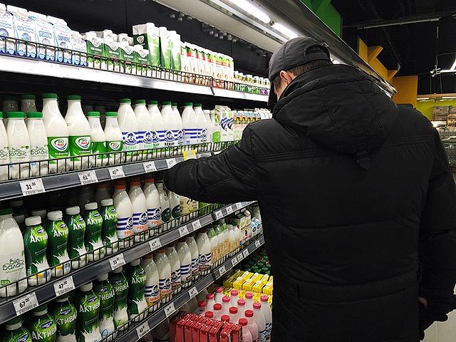 Уходящий год запомнился россиянам резким скачком цен на ряд товаров, в том числе продукты, технику и одежду, а в новом году эта тенденция сохранится, прогнозируют эксперты