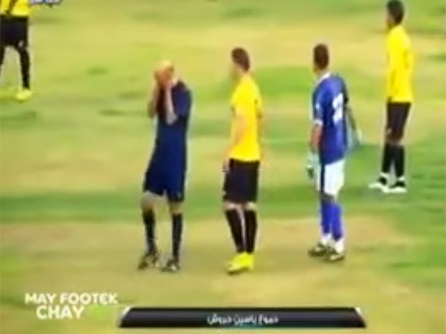 В Тунисе футбольный арбитр расплакался во время матча