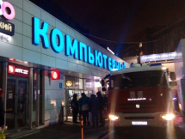 В торговом центре "Савеловский", который расположен рядом с одноименной станцией метро, произошел пожар