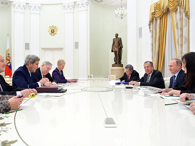 Он уточнил, что на встрече Путина с Керри действительно обсуждались перспективы политического урегулирования конфликта в Сирии