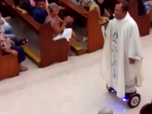 Филиппинский священник Альберт Сан-Хосе из католической епархии Сан Пабло "творчески" подошел к своим обязанностям
