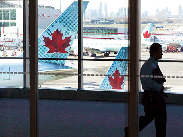 Лайнер Air Canada с более чем 300 пассажирами попал в зону турбулентности, десятки пострадавших