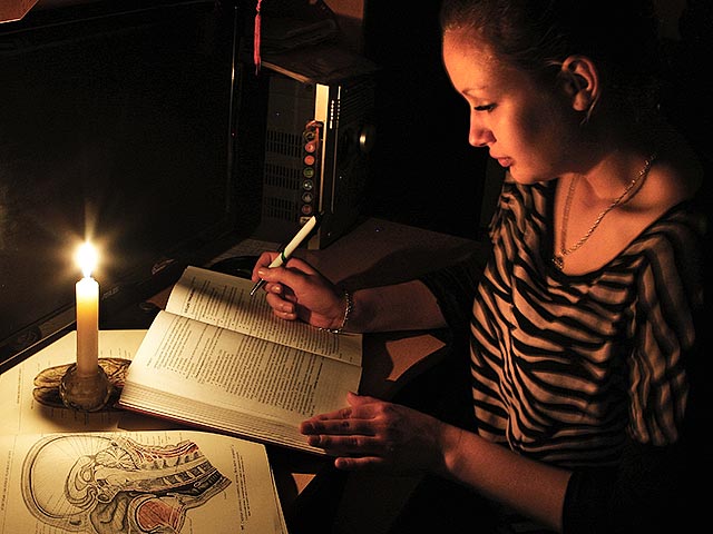 В преддверии Нового года полуостров Крым, накануне оставшийся частично без электричества, вновь живет по графикам отключения электроэнергии