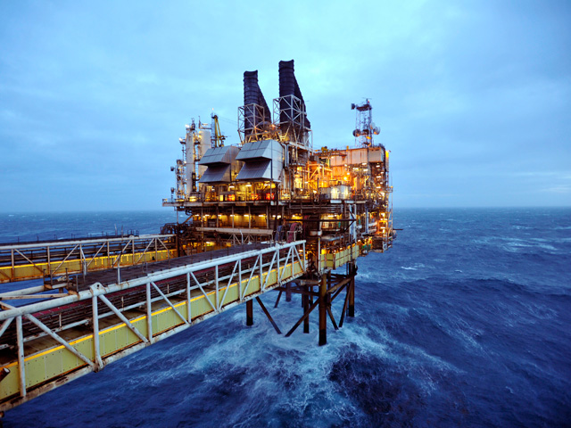 В Северном море с платформ британской нефтегазовой компании BP в ночь на 31 декабря и в четверг утром эвакуированы 300 человек из-за угрозы столкновения с дрейфующей баржей