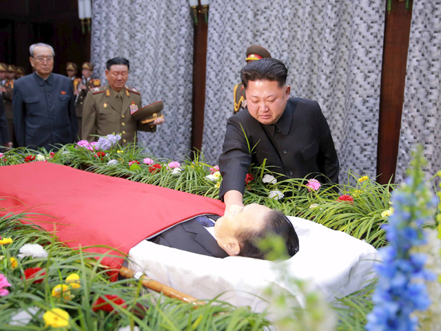 В КНДР прошли похороны 73-летнего члена Политбюро и Секретариата ЦК Трудовой партии Кореи (ТПК) Ким Ян Гона, погибшего в минувший вторник