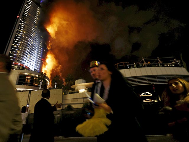 В центре Дубая за несколько часов до наступления Нового года загорелся небоскреб, в котором расположена одна из главных городских гостиниц Address Downtown Hotel