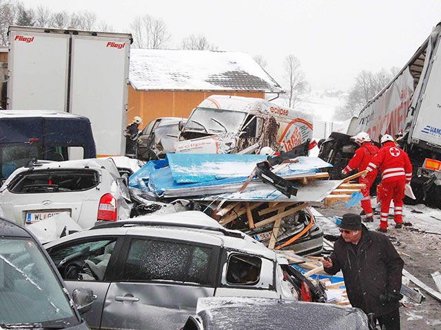 В Германии на автобане в новогоднюю ночь столкнулись 24 машины: один человек погиб, 66 - ранены
