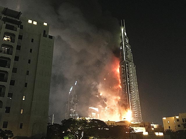 В городе Дубай в ОАЭ огнеборцам удалось за ночь почти потушить возгорание, произошедшее в небоскребе Address Downtown. Огонь охватил несколько десятков этажей здания, прежде чем его распространение удалось остановить