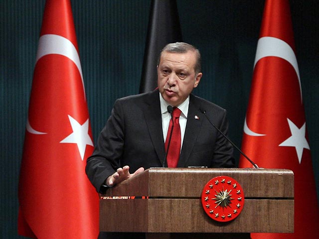 Президент Турции Реджем Эрдоган назвал Германию времен Адольфа Гитлера примером эффективной президентской системы, сообщает местный портал T24. Ранее эксперты отмечали, что турецкий лидер хочет установить в своем государстве доминирующую роль главы госуда