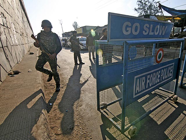 По меньшей мере четыре вооруженных боевика сегодня совершили нападение на базу ВВС Индии Патханкот в штате Пенджаб