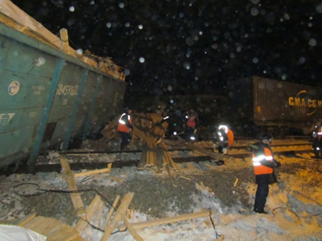 Более 100 спасателей привлекли для ликвидации последствий схода грузовых вагонов в Приамурье