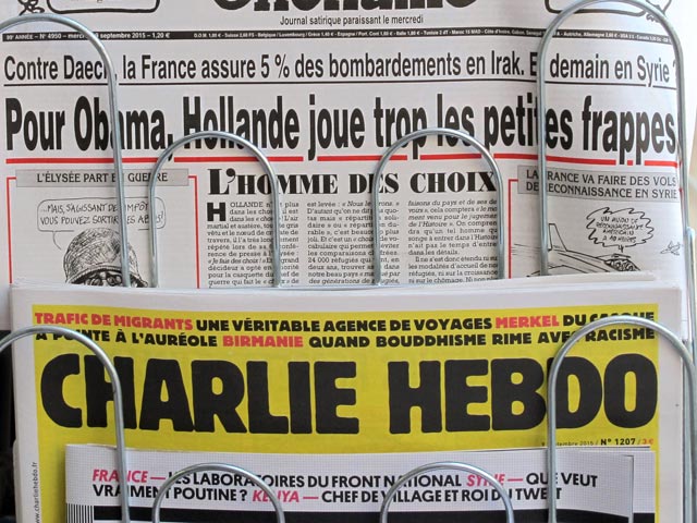 Французский сатирический еженедельник Charlie Hebdo, год назад подвергшийся нападению террористов, к годовщине теракта готовит спецвыпуск с карикатурой "Бога-убийцы"